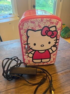 2011 collectible Hello kitty mini fridge